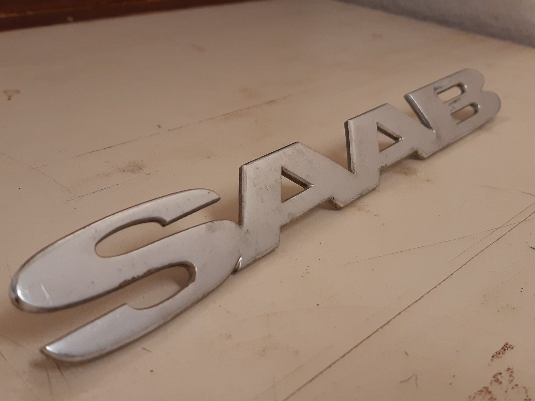 Saab Tutti pezzi di ricambio auto: Emblème SAAB – Usato da Ependes VD venduto da Cartonabanane 1