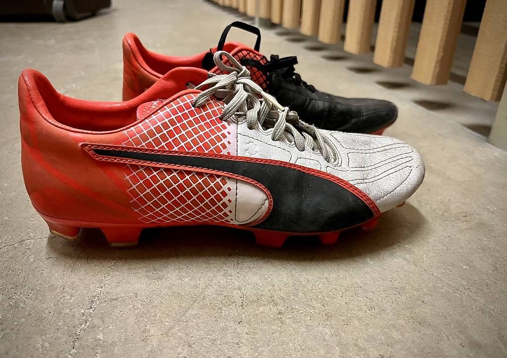 Scarpe per ragazzi: Chaussures de foot enfant taille 39 – Usato da Geneve venduto da Jlinares