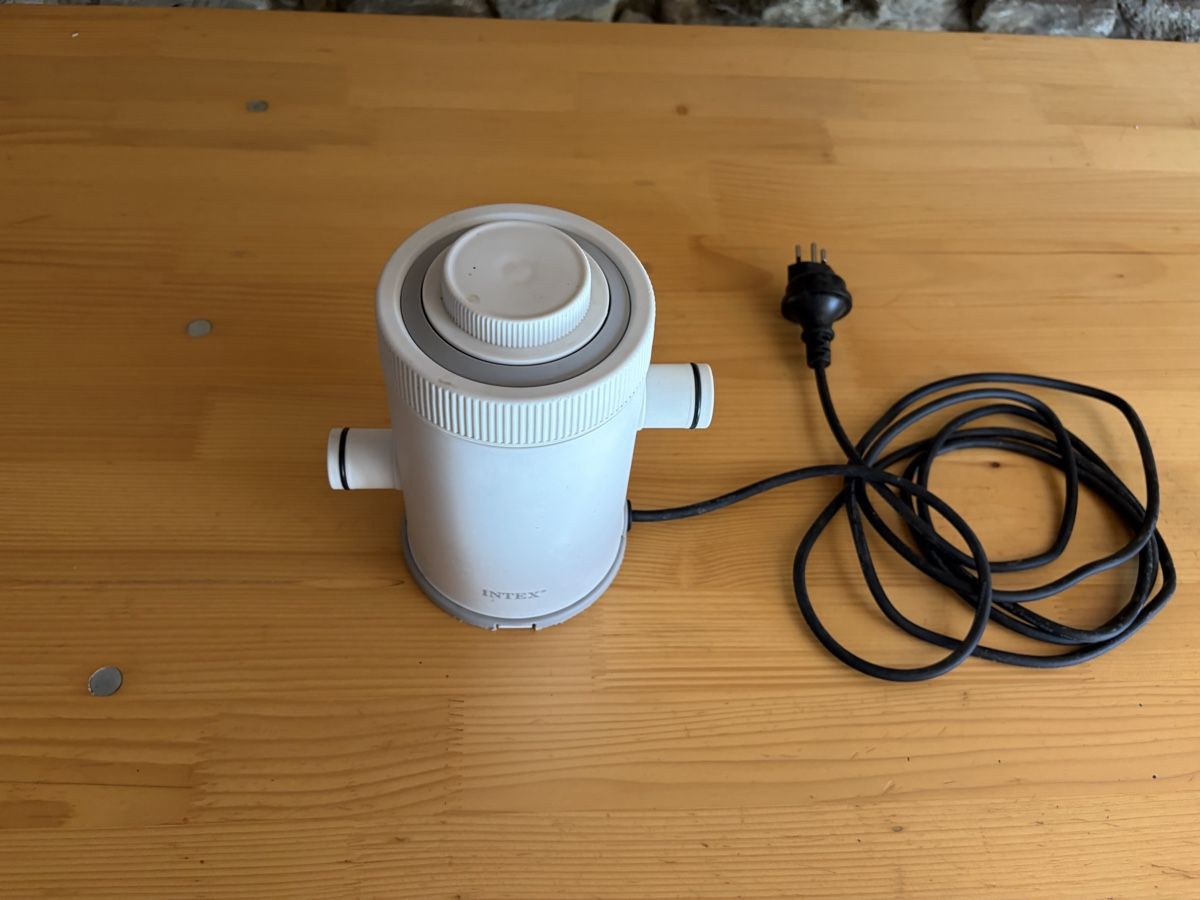 Intex Chauffage: Filterpumpe INTEX C330 mit Filterkartusche gebraucht – D'occasion à Hendschiken par mst_1979 1