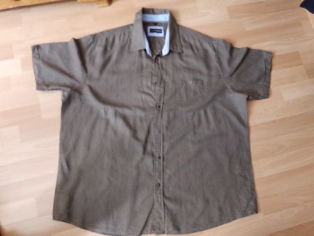 2 Neuwertige Herrenhemd 3XL  beide  für 20.--Fr