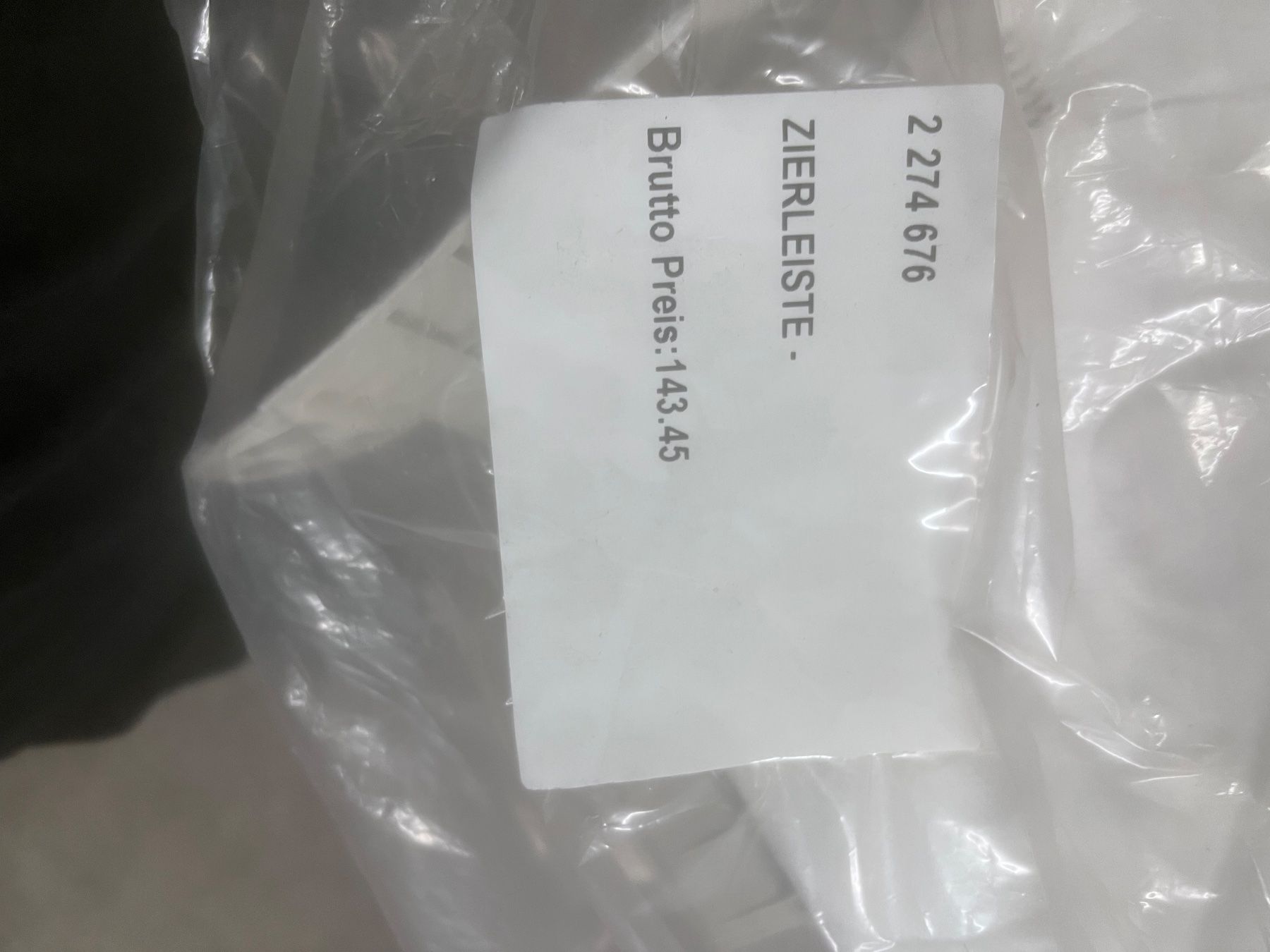Tutti pezzi di ricambio auto: ZIERLEISTE RE - WINDSCHUTZSCHEIBE – Nuovo e nell'imballaggio originale da Cham venduto da Imholz-Autohaus 1