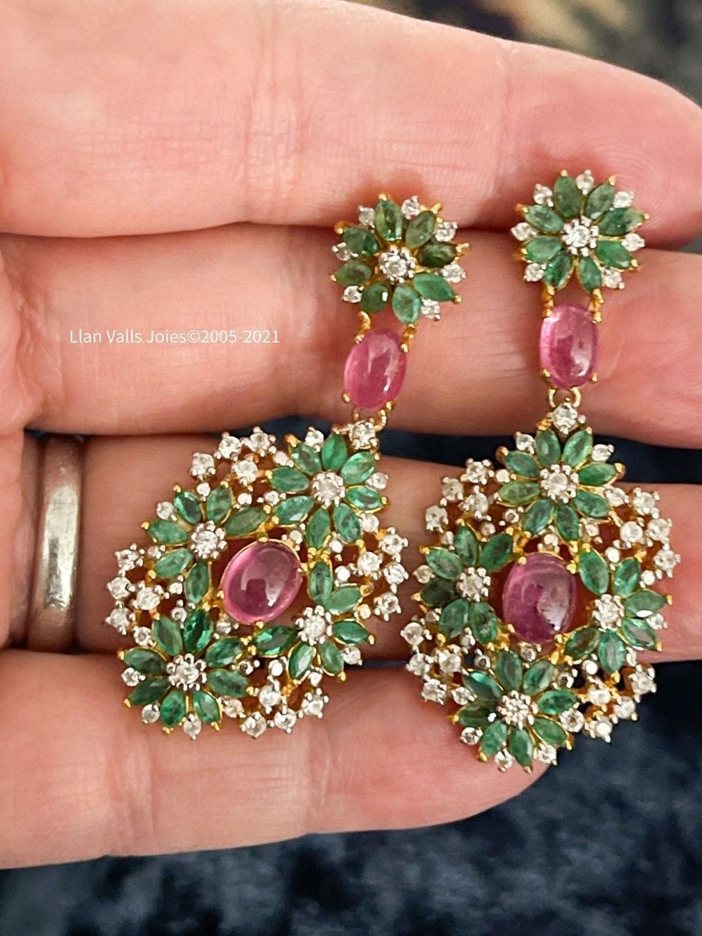 Llan Valls Joies Orecchini pendenti & Orecchini a lobo: Tradition Hindu Real Emerald & Ruby SS925 14k Gold Earrings – Nuovo e nell'imballaggio originale da Birsfelden venduto da Brut 1
