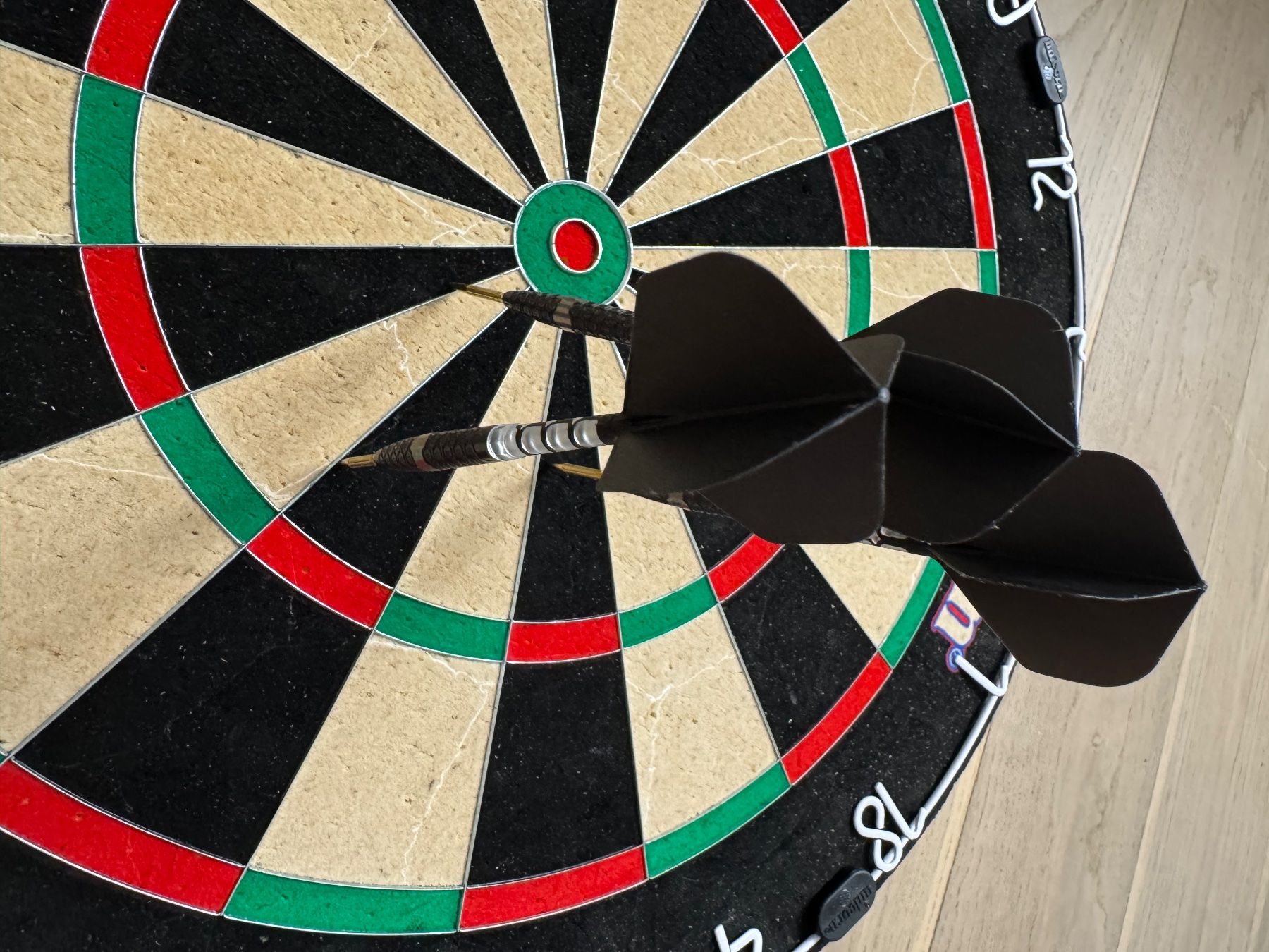 Dart: Dartscheibe inklusive Dartpfeile – Gebraucht aus Kestenholz von cvx_889vv 3