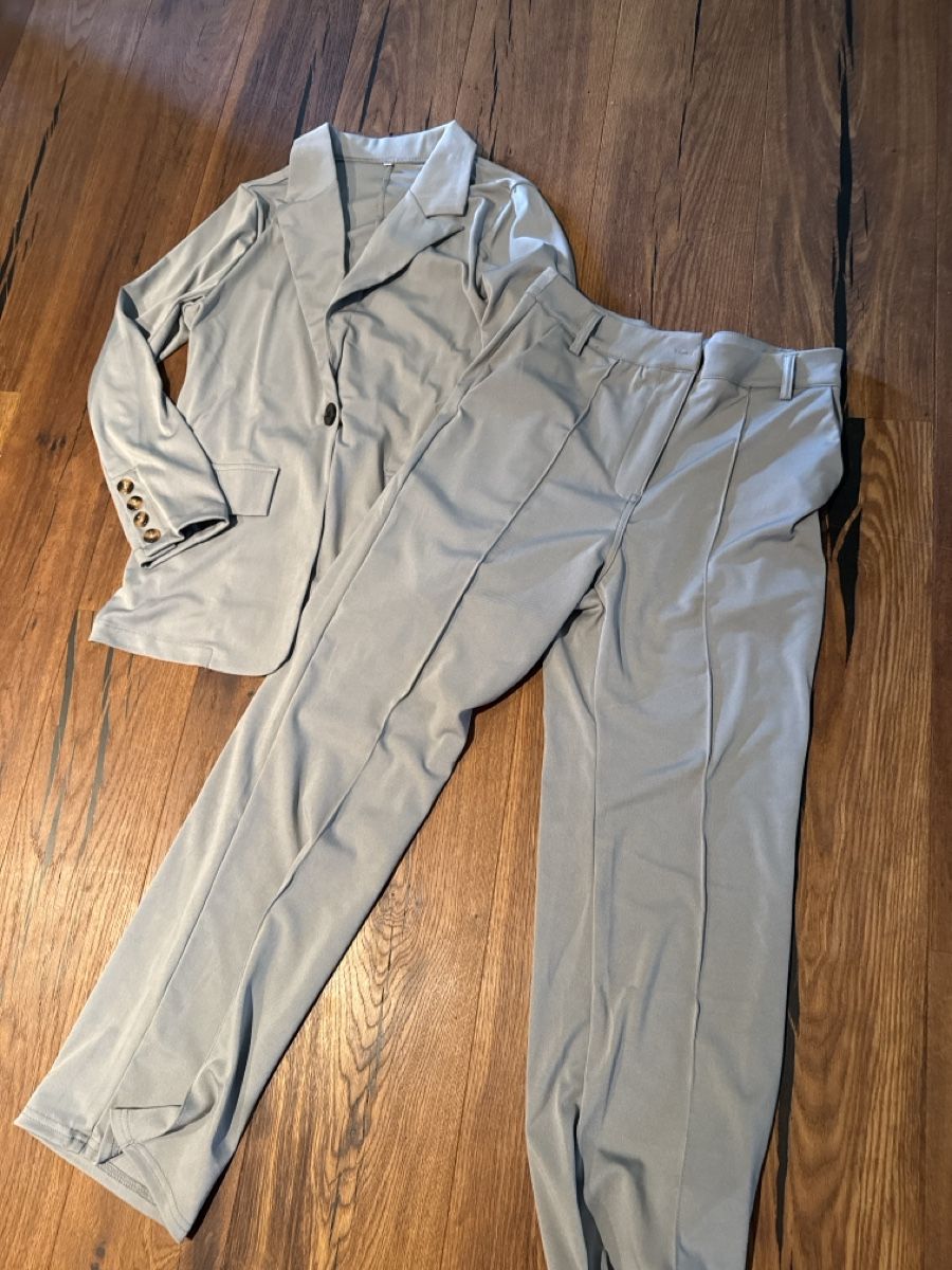 Completi & Tailleur: Neu Damen Blazer und Hose hellgrau Grösse S/M – Nuovo (secondo la descrizione) da Eggersriet venduto da Gio_Mag_Stucki 1