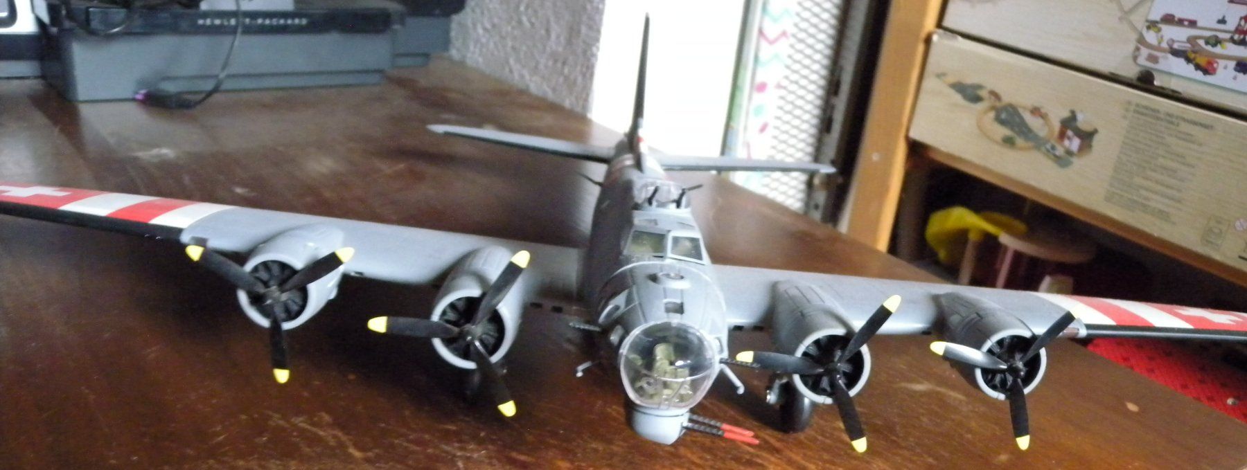 Boeing Kit di modellismo & Modellini statici: Boeing B-17 Flying Fortress, Schweizer Design – Usato da Hauenstein venduto da davia72 4
