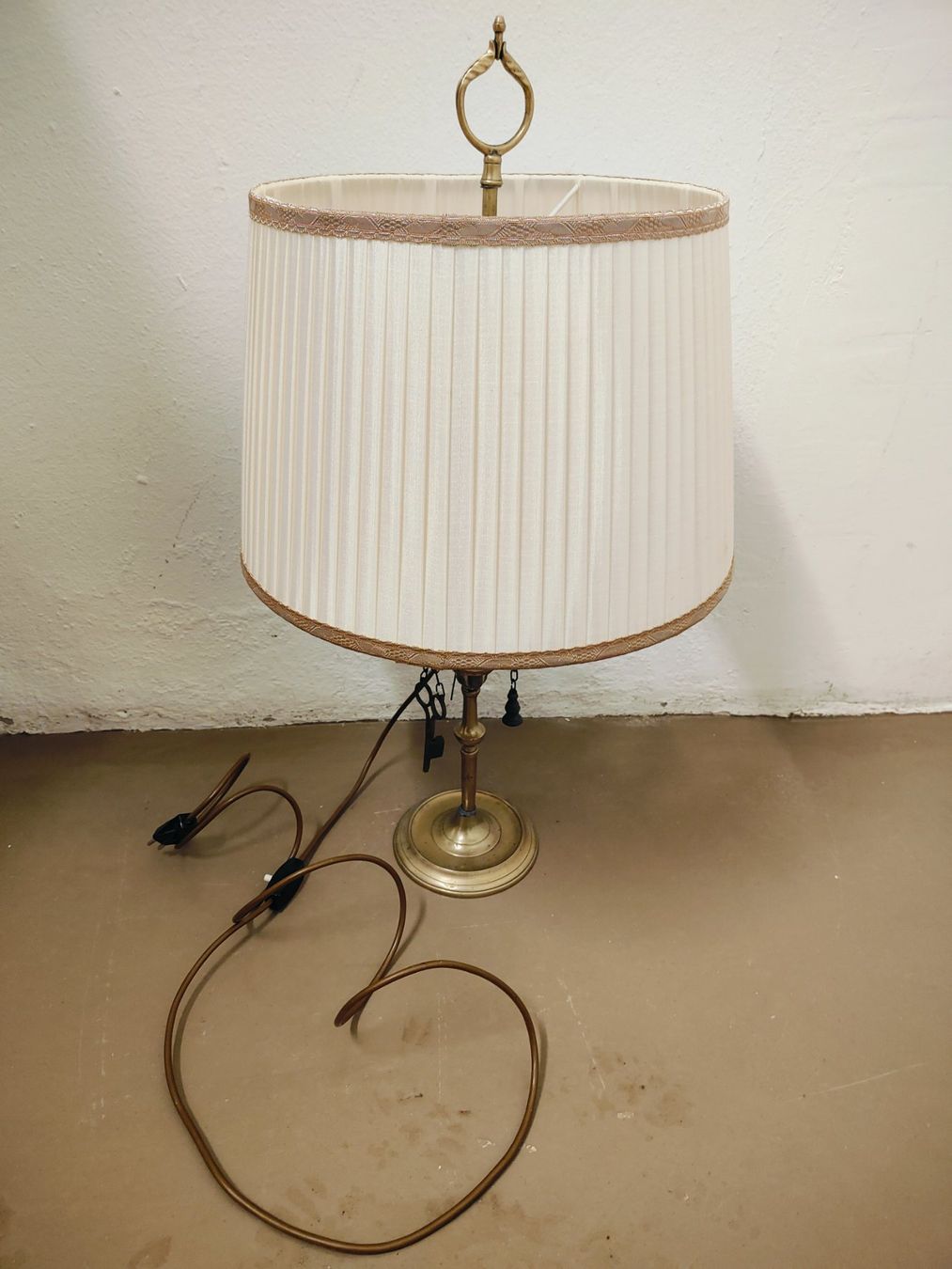 Lampade: Vintage Tischlampe, Messingfuss mit Stoffschirm – Usato da Olten venduto da Mezopotamya 1