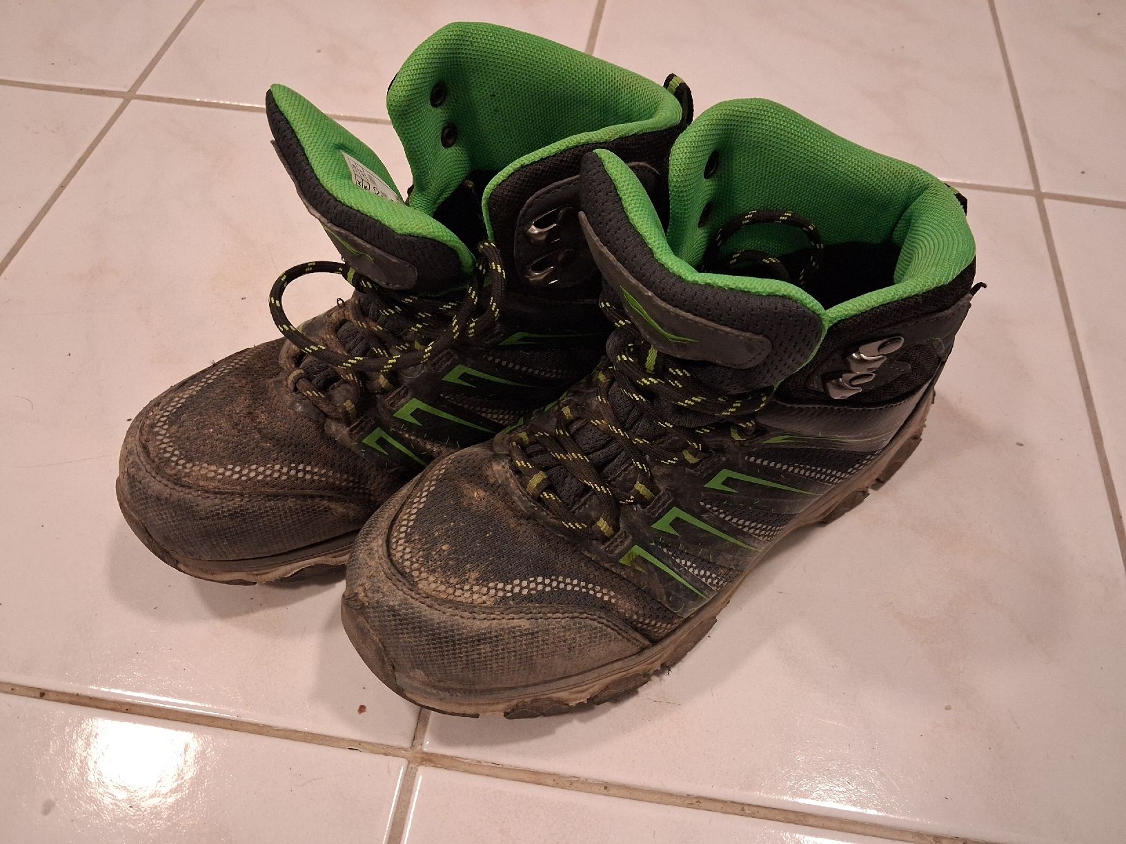 Scarpe per ragazzi: Wasserdichte Kinder Wanderschuhe, Grösse 36! – Usato da Weiach venduto da Musikmaengu