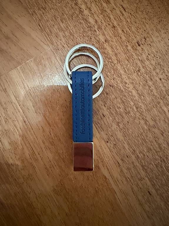 Portachiavi: Porte-clé en cuir de couleur bleue – Nuovo (secondo la descrizione) da Lausanne venduto da mama124
