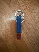 Porte-clé en cuir de couleur bleue