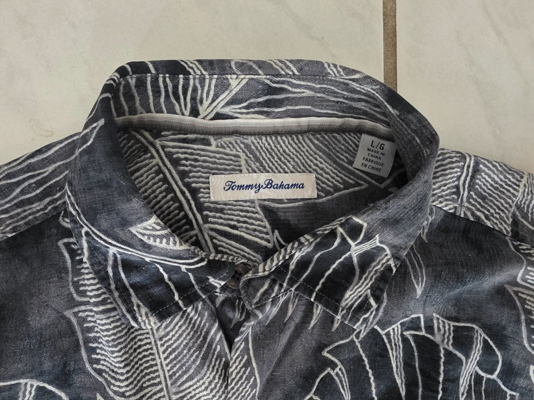 Camicie: Tommy Bahama Hemd Grösse L kurzarm dunkel gemustert – Usato da Winterthur venduto da Marcello66 1