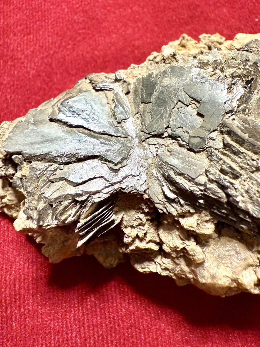 Mineralien & Heilsteine: Eisenrose aus dem Grimselgebiet – Gebraucht aus Schattenhalb von Oodaaq
