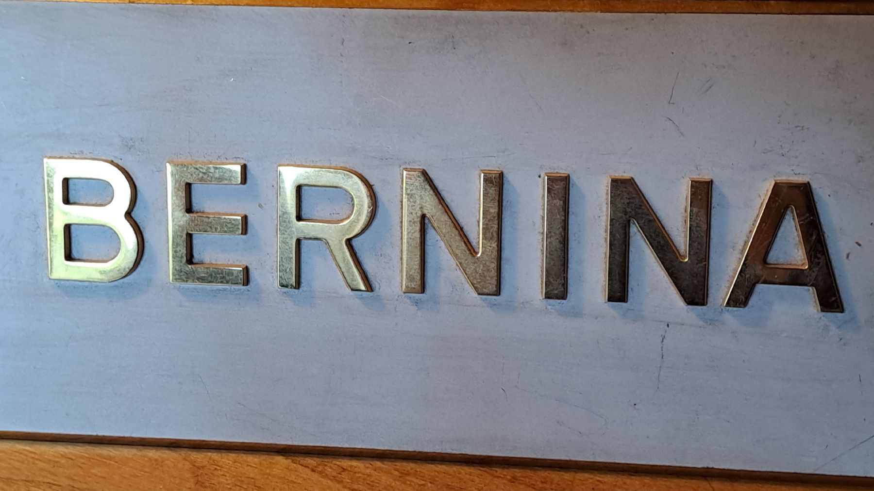 Insegne: SCHÖNES BERNINA SCHILD MESSING – Usato da schönholzerswilen venduto da Vistapoint 5