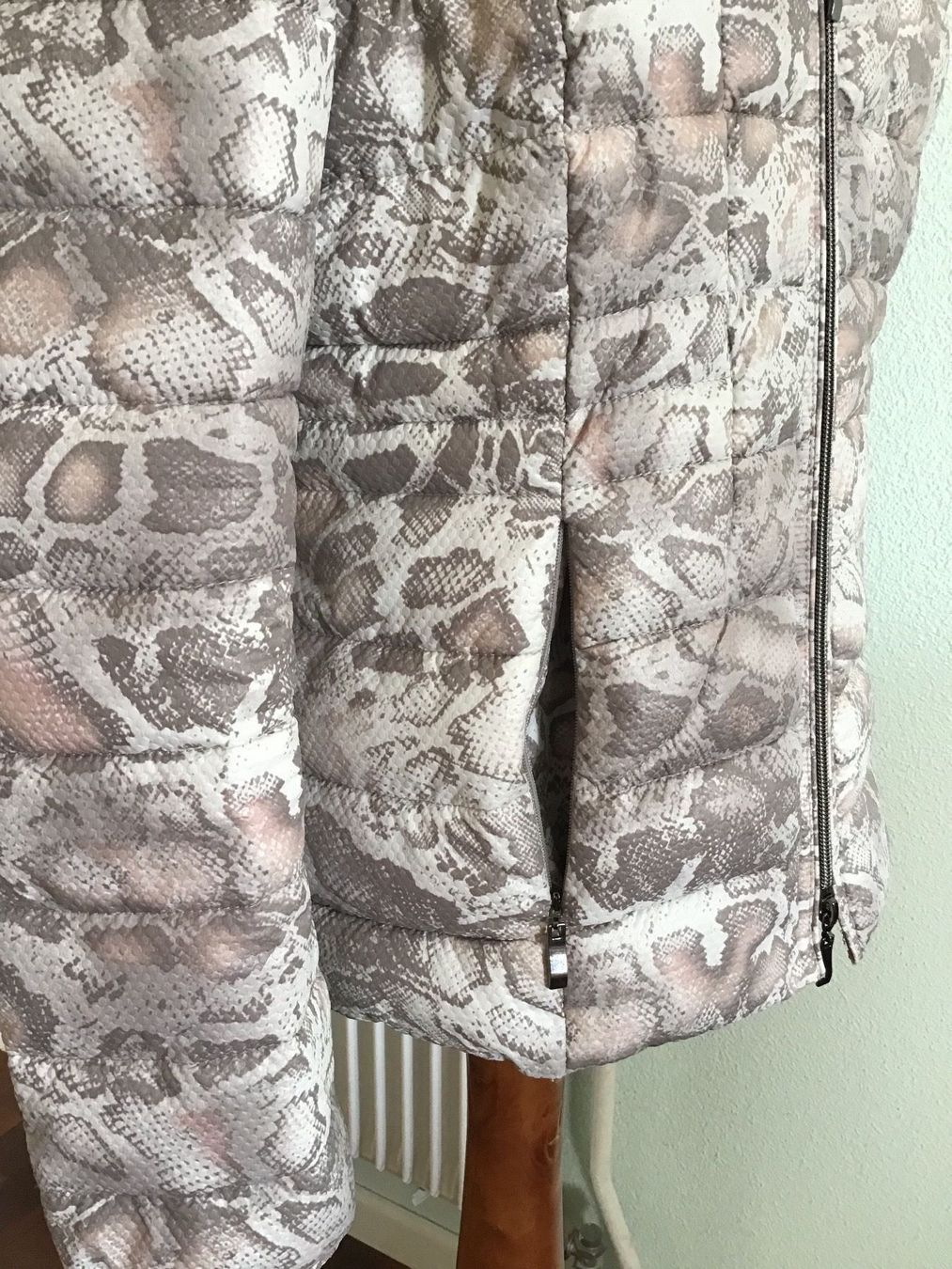 Bonita Jacken: BONITA wattierte Steppjacke Pythonprint Gr. 38/40 – Gebraucht aus Besazio von lionheart63 4