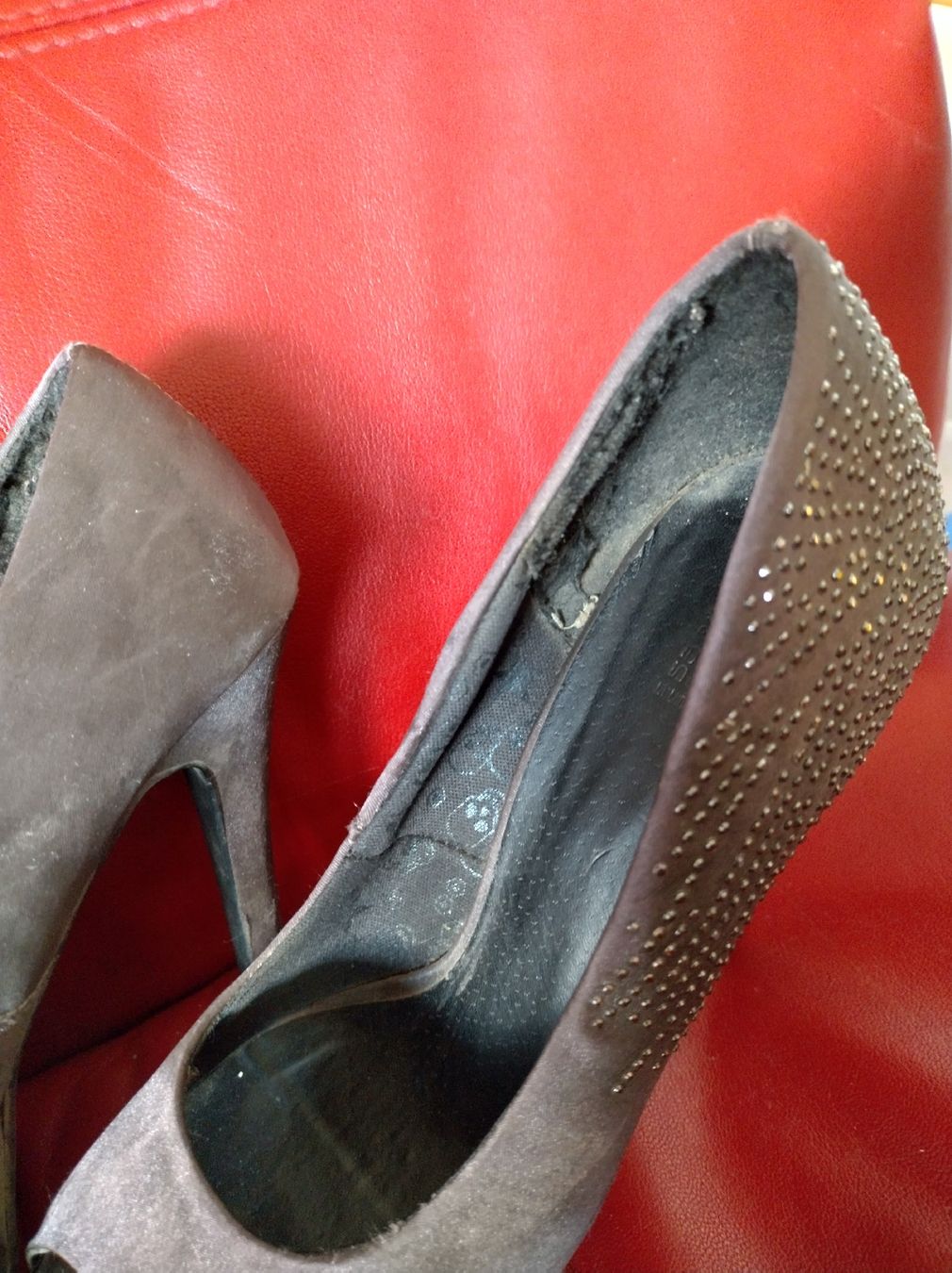 Scarpe da donna: Pumps mit Strasssteinen grau Damenschuhe Grösse 39 – Usato da Brig venduto da i1i_6r6t 2