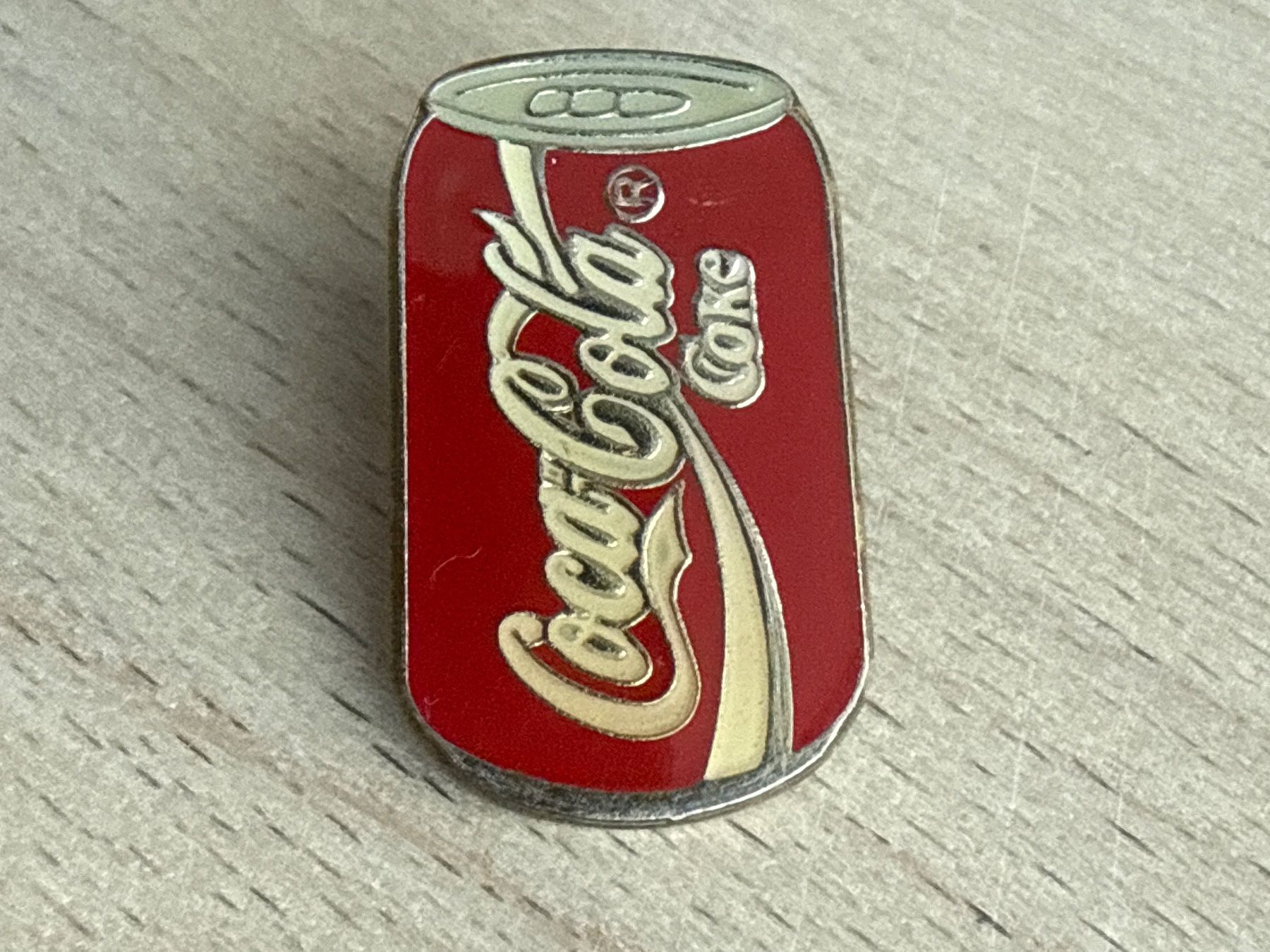 Coca-Cola Plaketten & Abzeichen: Pin Coca-Cola Dose – Gebraucht aus Glattbrugg von Schweigmatt