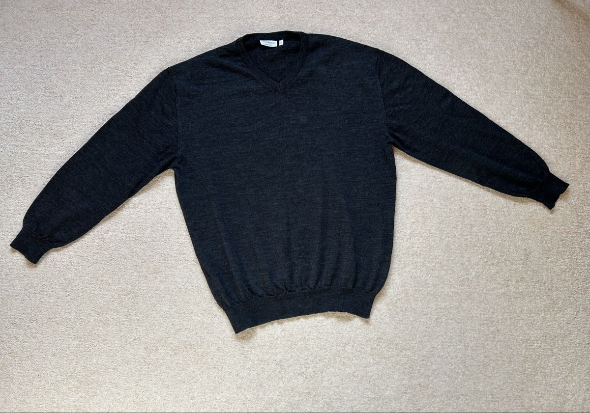 Pulls & Sweat-shirts: Basic Pullover Schwarz mit V-Ausschnitt 100%-Schurwolle – D'occasion à Zürich par sop_82jx 1