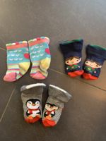 3 Paar Söckli, Newborn, Motive: Pinguin, Elf, Herzli