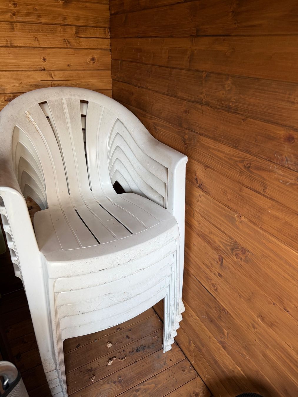 Set di tavolo e panche: TABLE DE JARDIN BLANCHE USÉE et 8 chaises en plastique – Usato da Roche VD venduto da luc_jwm5 1