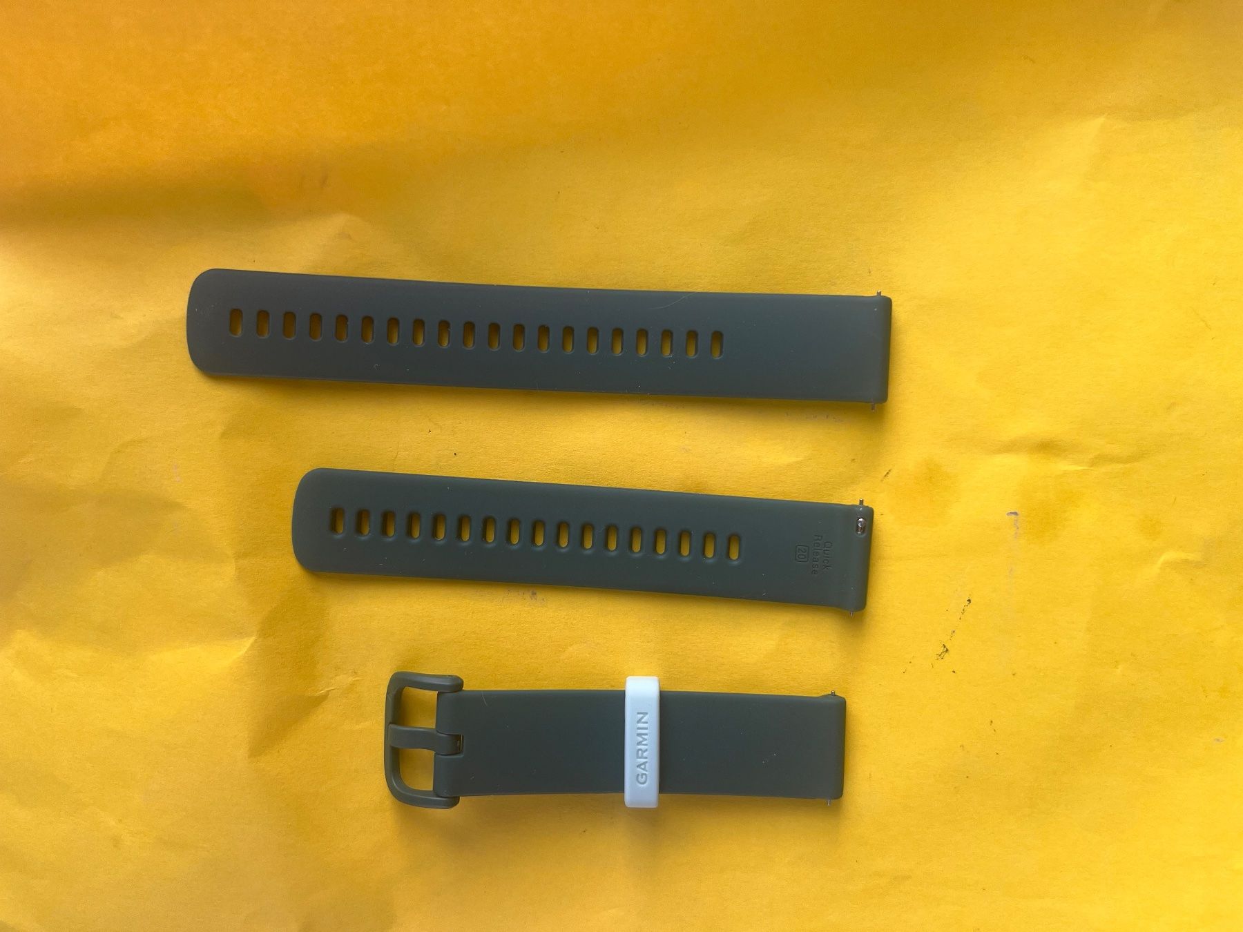 Bracciali & Braccialetti: Garmin Bracelet 20mm vert olive – Nuovo e nell'imballaggio originale da La Croix-de-Rozon venduto da shadows750