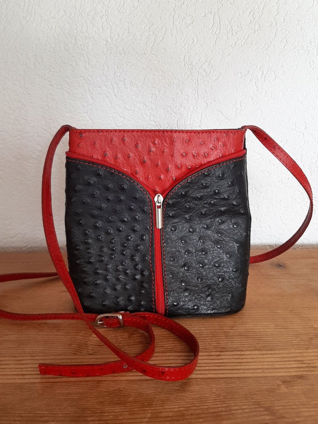 Borse da donna: Umhängetasche schwarz/rot – Usato da St. Gallen venduto da mimikrya