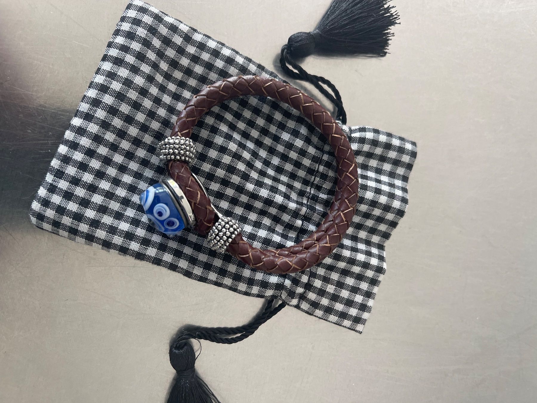 Bracciali & Braccialetti: wunderschönes Armband aus Leder und mit einer Glasperle – Usato da Trin venduto da Plusminus2 5