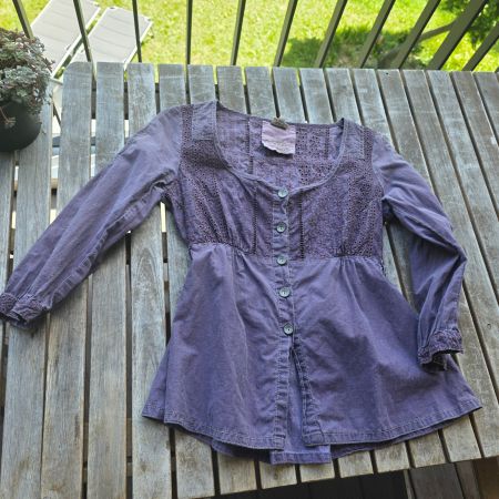 🐸 NILE BLUSE XS LILA MIT LOCHSTICKEREI UND HÄKELBORDÜREN