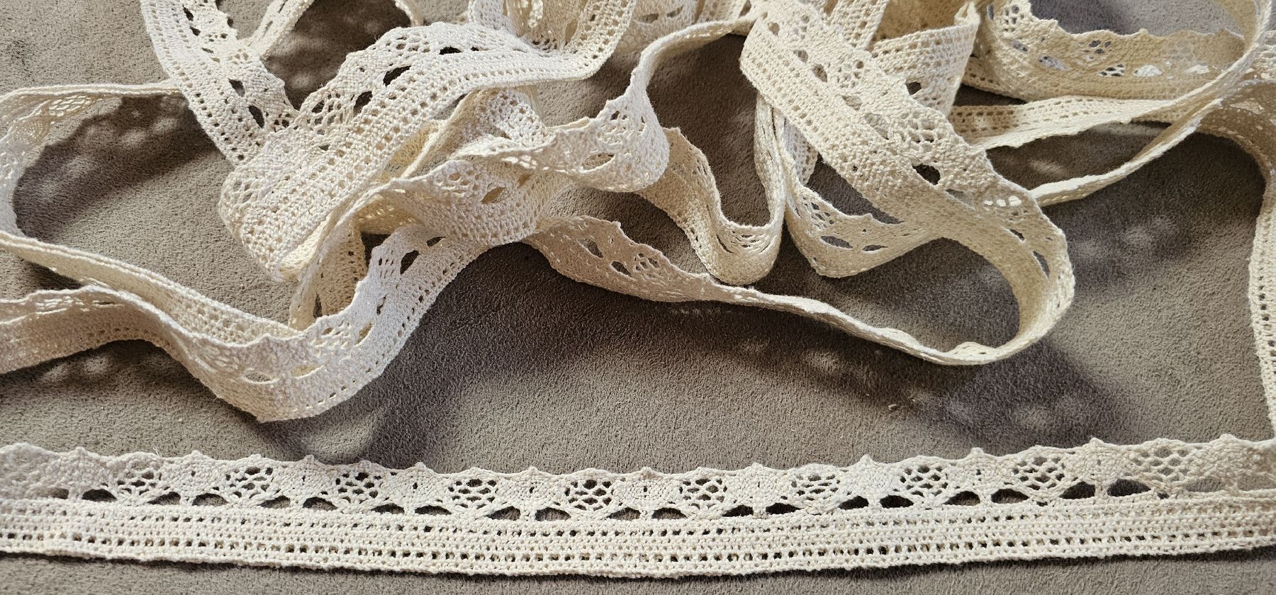 Nastri decorativi: Spitzenband cremefarben, 3.5 cm breit, 5.7 m lang – Nuovo (secondo la descrizione) da Ferden venduto da jemyce
