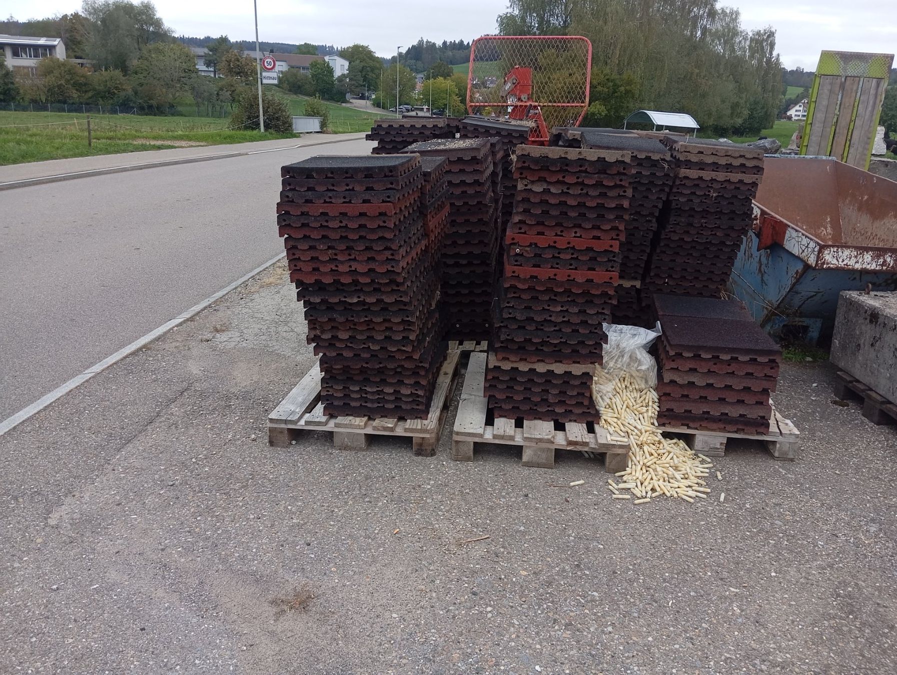 Rivestimenti per pavimenti: Fallschutzplatten – Usato da Bäretswil venduto da mueller.baeretswil 1