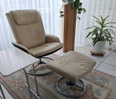 Sehr bequemer Relaxsessel mit Hocker, Leder beige Drehfuss.