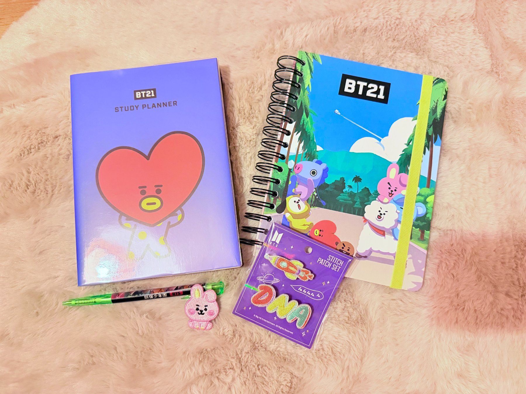 Carte collezionabili: BTS / BT21 study planner+notebook+DNA official pin merch – Nuovo (secondo la descrizione) da Dübendorf venduto da saltedbread