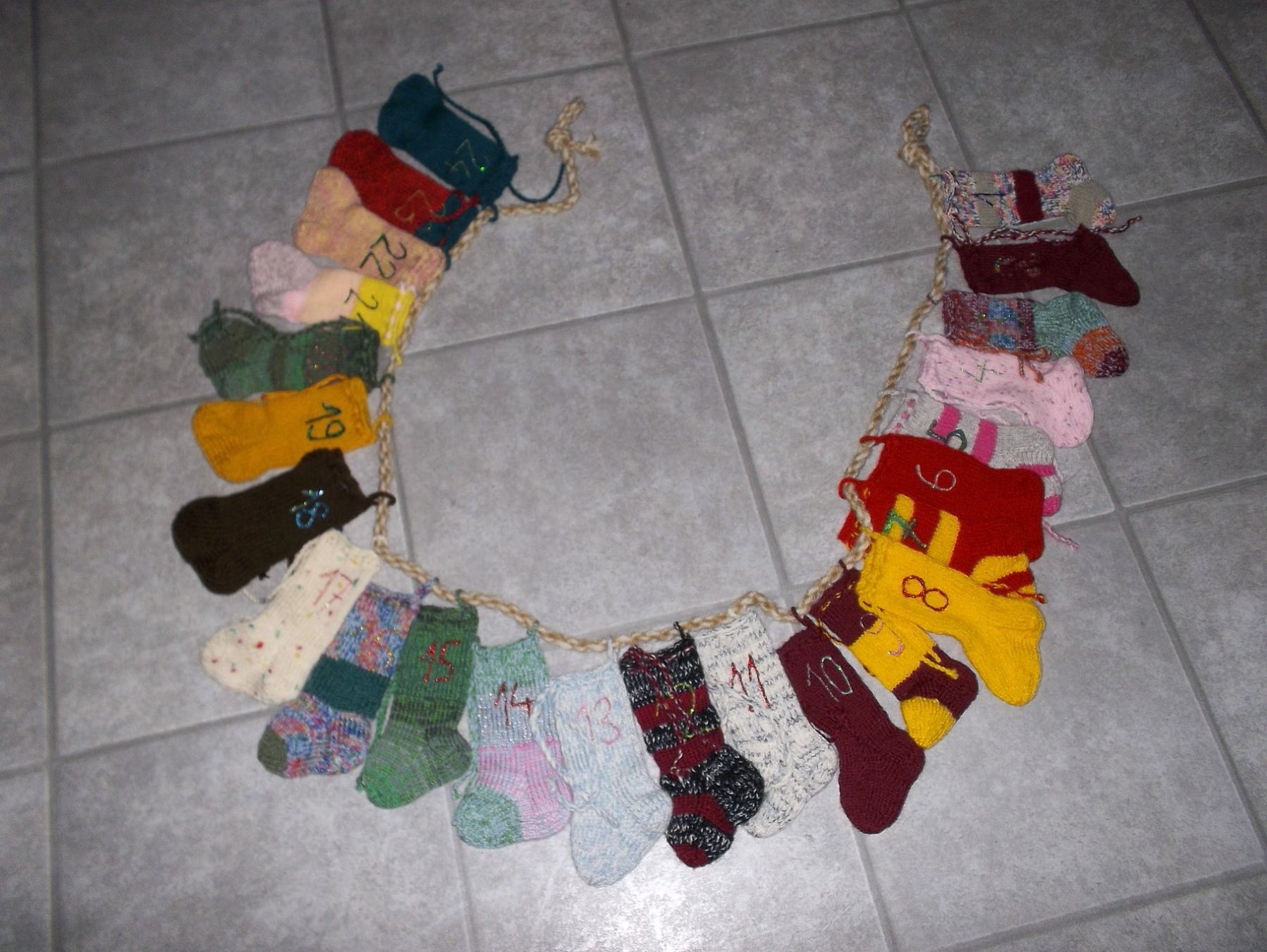 Calendari: schöner selbstgestrickter Adventskalender – Nuovo (secondo la descrizione) da Kaltbrunn venduto da Cindy99