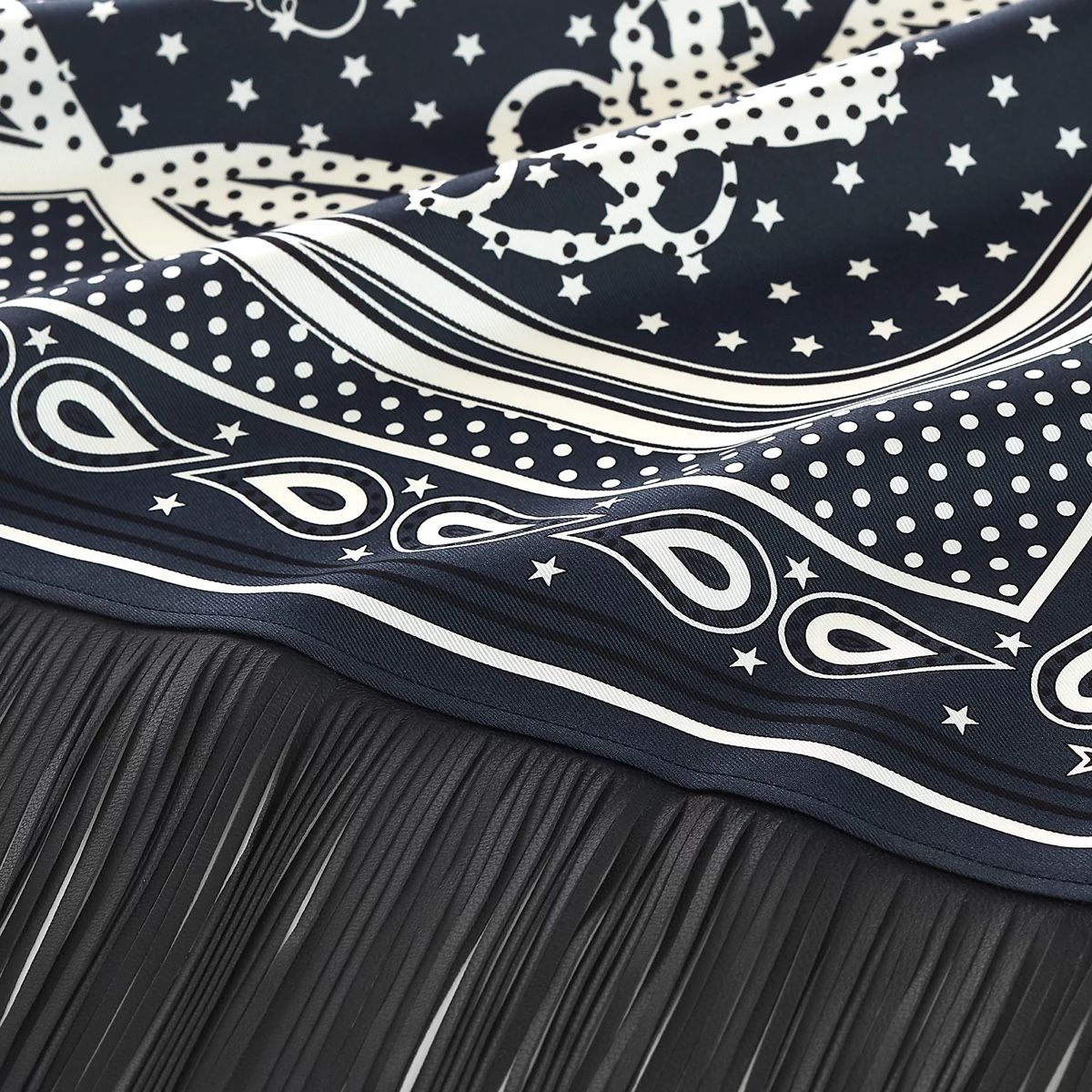 Hermès Foulards, Tücher & Schals: Hermes fringes bandana neu – Neu und originalverpackt aus Kilchberg ZH von cruella 5