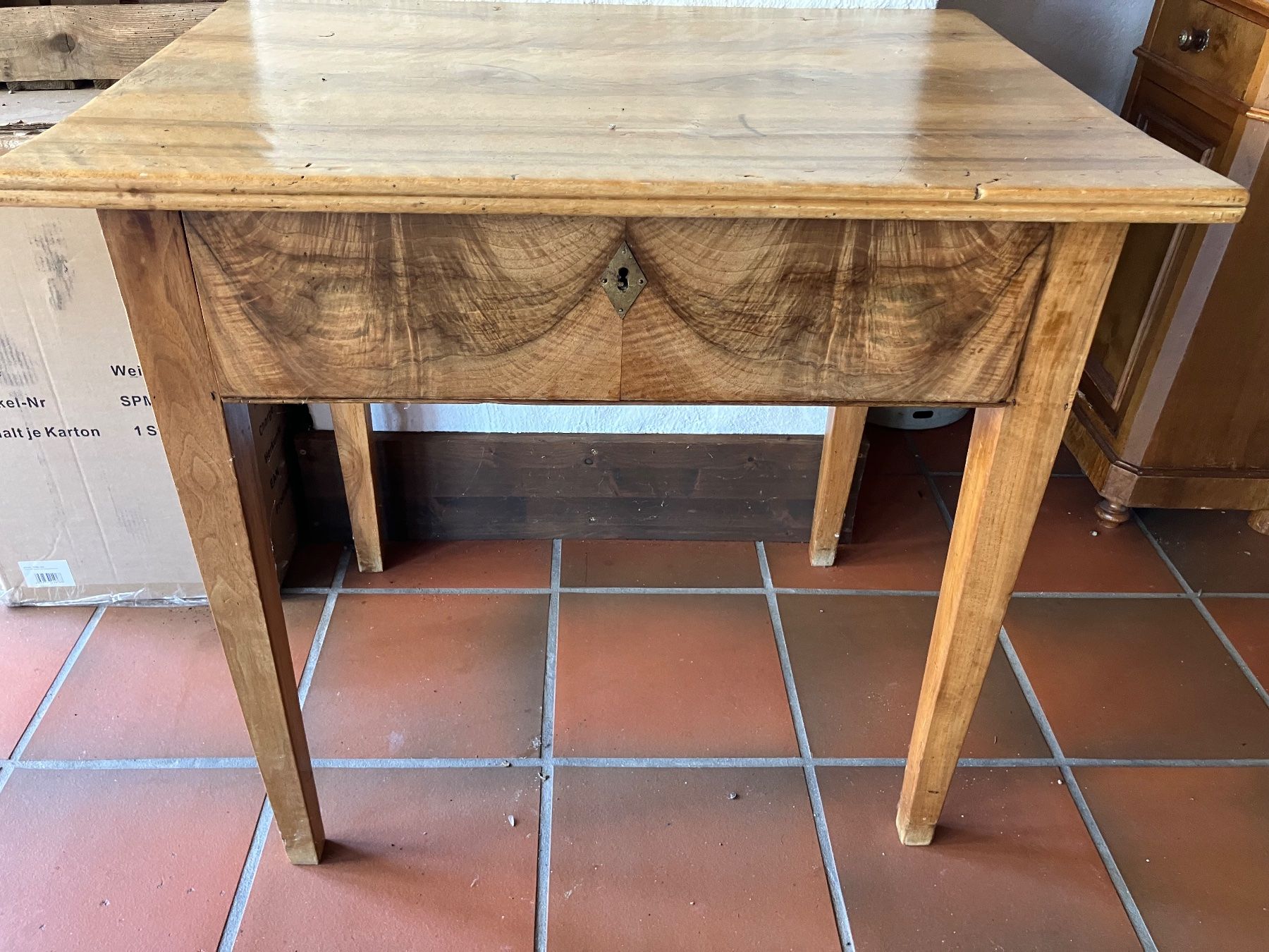 Tavoli: Biedermeier Tisch Nussbaum – Usato da Rüdlingen venduto da Chriszly 1