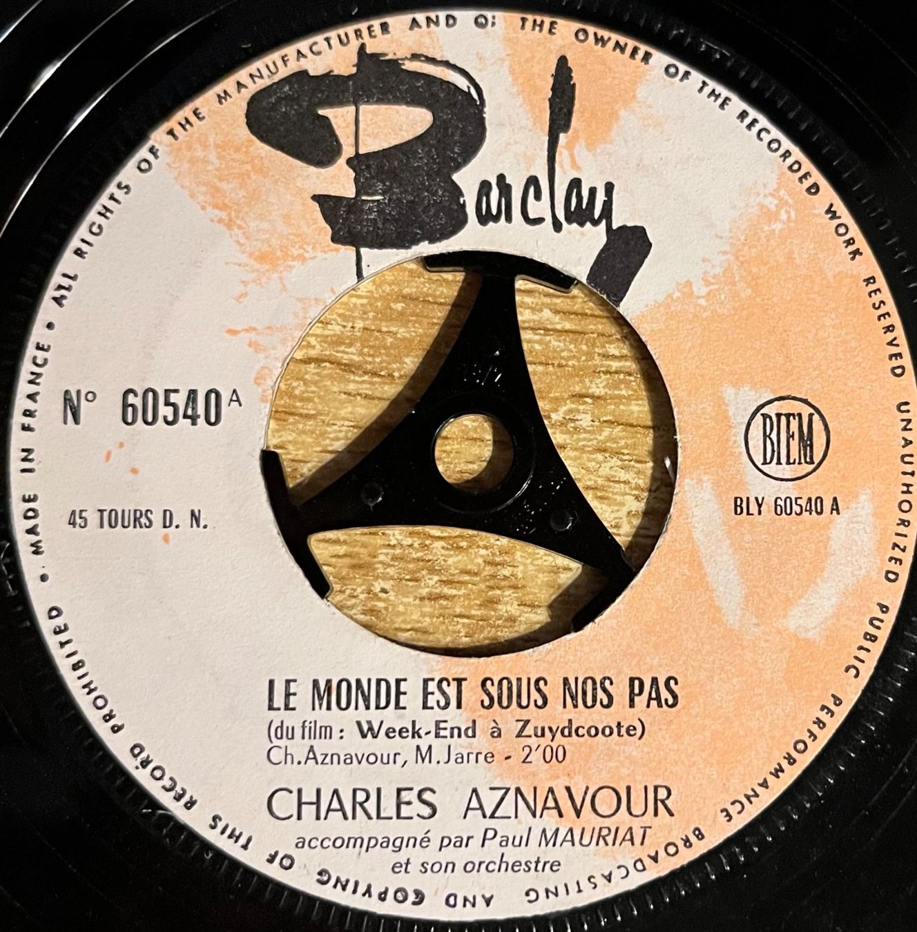 Dischi in vinile: CHARLES AZNAVOUR - LE MONDE EST SOUS NOS PAS – Usato da Bussigny venduto da vinyl-pas-cher 2
