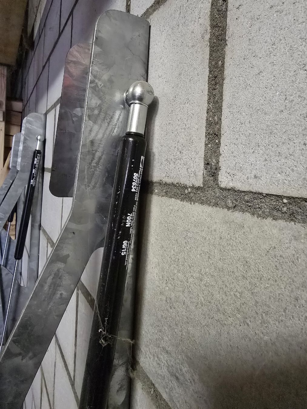 Fahrradhalterungen: Fahrradaufhängesystem mit Gasdruckfeder – Gebraucht aus Therwil von Topaz68 1