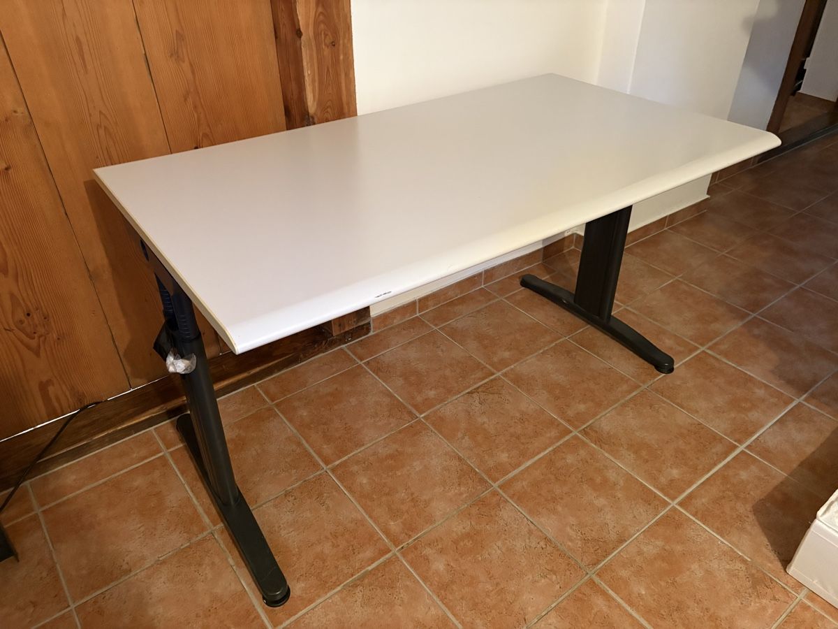 Schreibtische: Schreibtisch, 140x80 – Gebraucht aus Rapperswil SG von lilkate