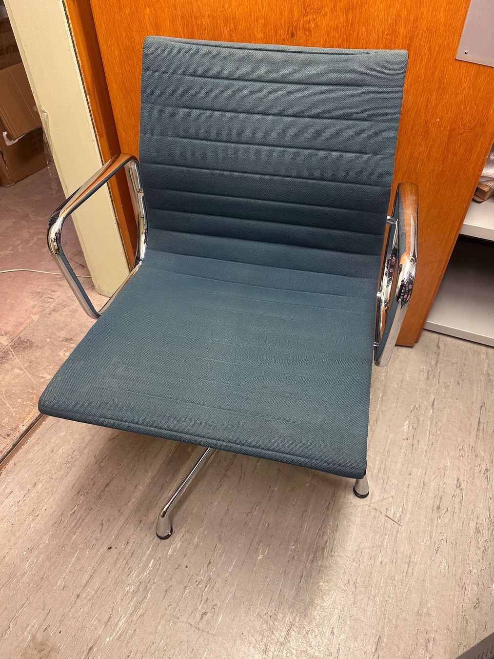 Eames Sedie: Orginal Charles Eames EA-108 Stuhl mit verchromtem Gestell – Usato da Necker venduto da liq24 1