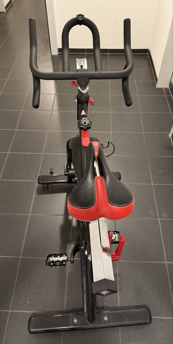 Bodyswiss Hometrainer: Indoor Cycle Bodyswiss schwarz rot – Usato da Schaffhausen venduto da Bicigletta 2