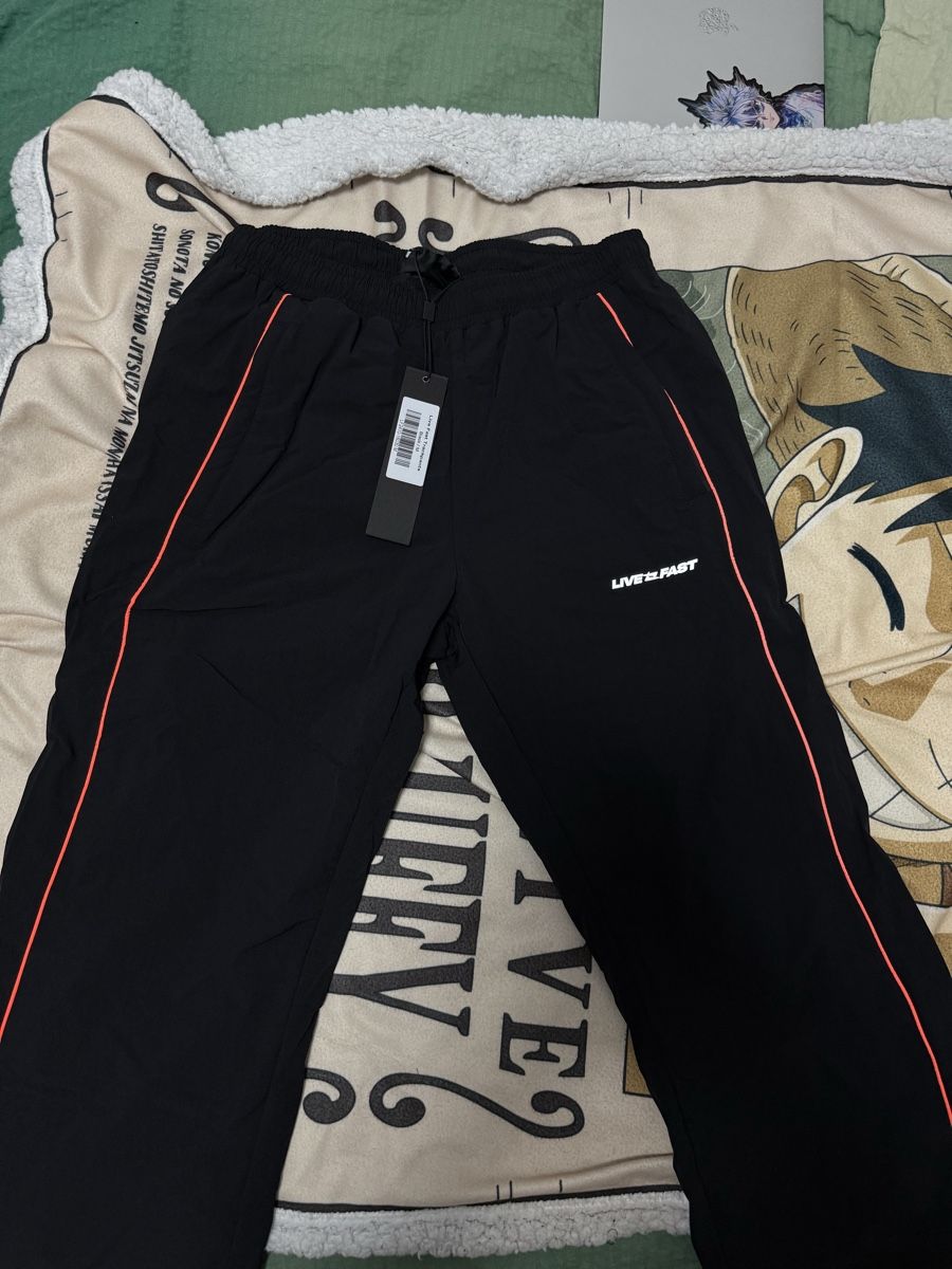 Live Fast Die Young Pantaloni: LFDY Jogginghose schwarz Grösse M mit Etikett – Nuovo e nell'imballaggio originale da Siggenthal Station venduto da tha_2yxs