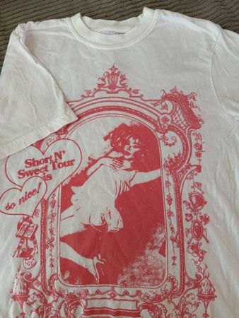 T-Shirt Sabrina Carpenter „Short N' Sweet Tour 2025"