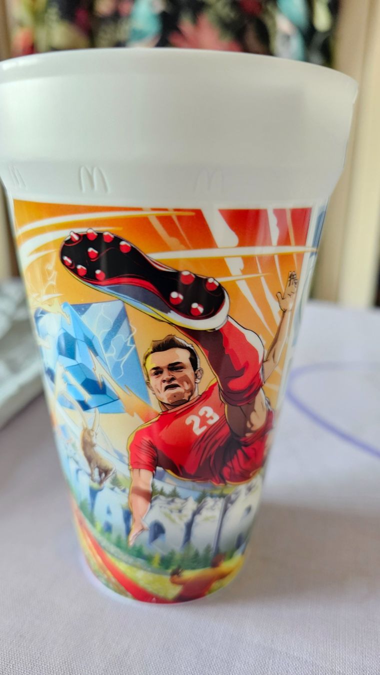 Recipients et similaires: WM26-Becher McDonald's Shaqiri – Neuf avec emballage d'origine à Zug par alt_9p2z 2