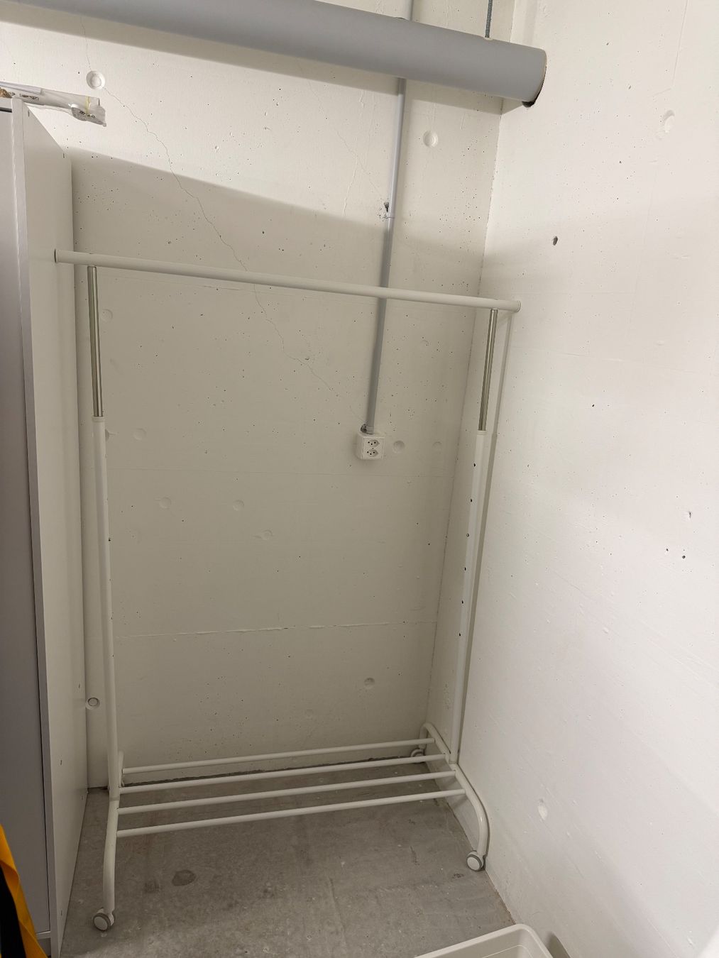 Guardaroba: Kleiderständer mit Rollen weiss Metall – Usato da Zürich venduto da ann_5jfx
