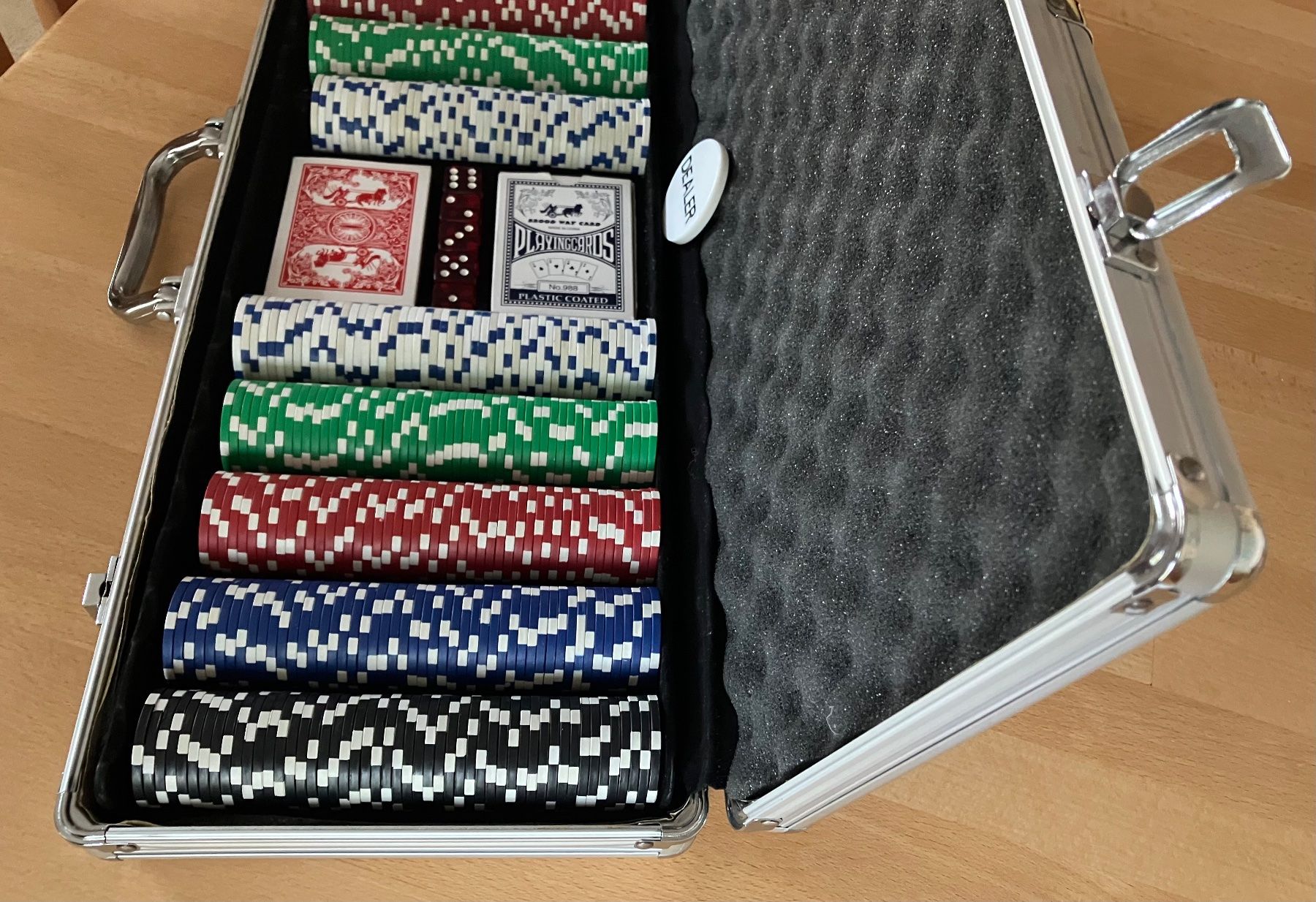 Giochi: POKER RANGE Pokerkoffer 500 schwere Chips – Usato da Schöftland venduto da Dominuspro 2