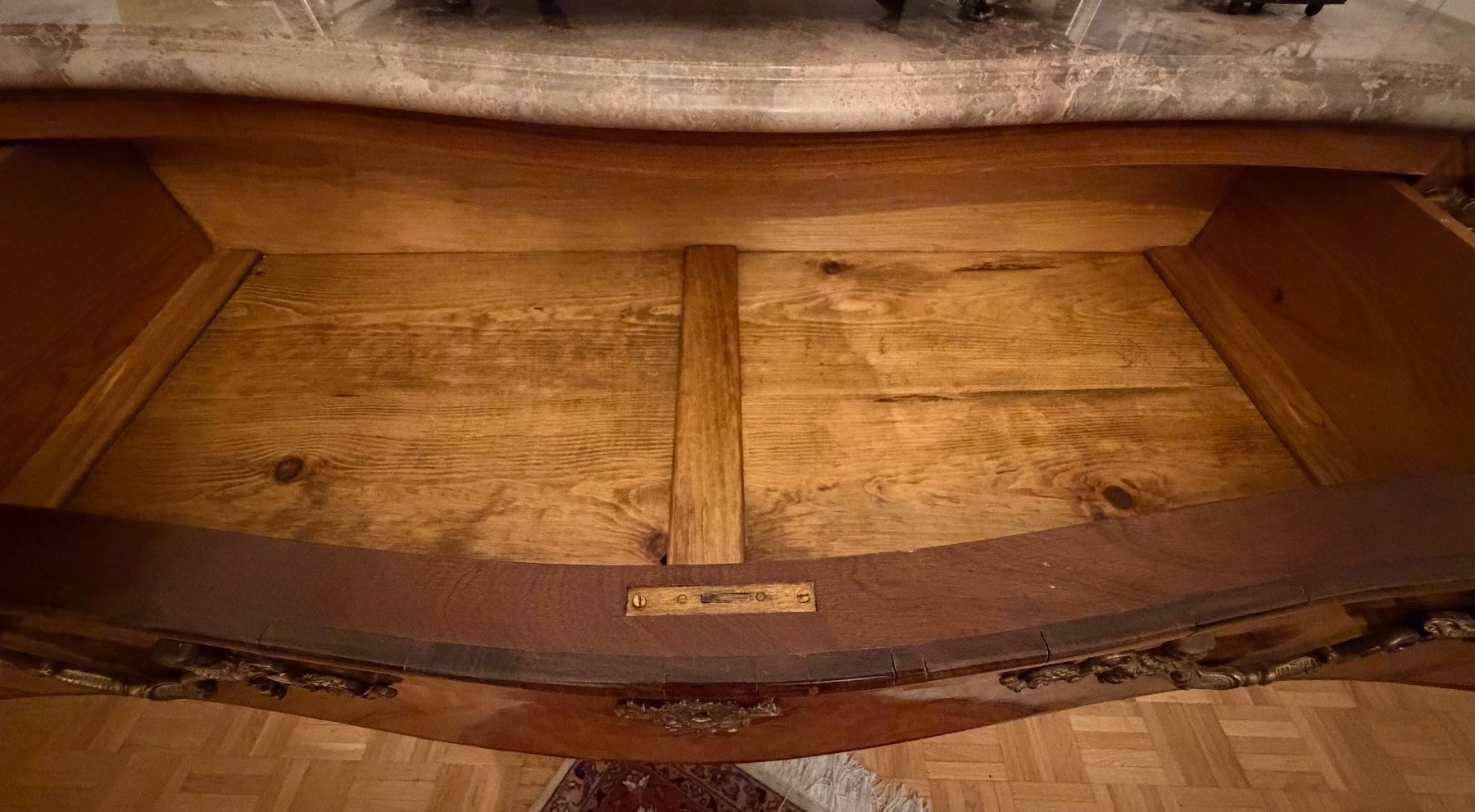 Cassettiere: Magnifique commode Louis XV marbre beige dessus – Usato da Genève venduto da location01 4