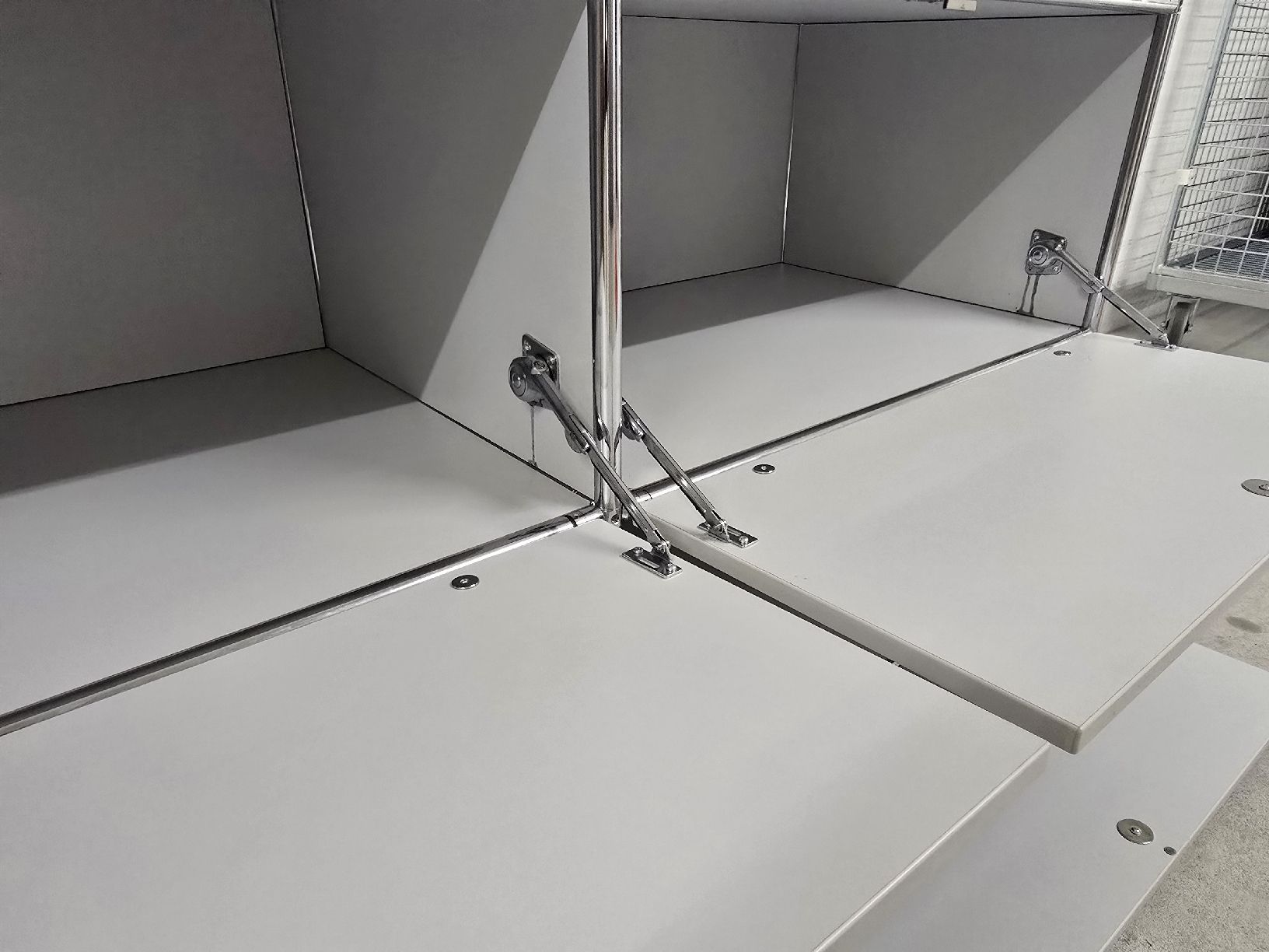 Armadi: Sideboard weiss Chrom Cosmoplan Designklassiker – Usato da Liebefeld venduto da Oberson98 3