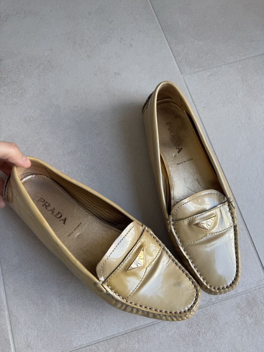 Prada Scarpe da donna: Prada Loafer Lackleder beige goldfarben – Usato da Root venduto da schnaeppliprise