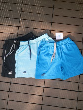 3 shorts de sport Babolat taille 8-10 ans bon état