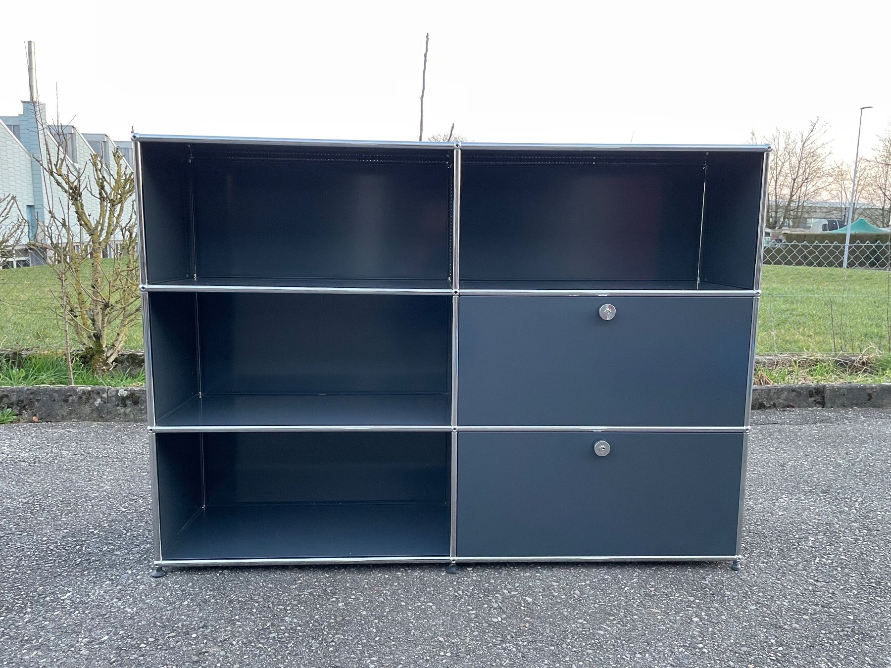 USM Regale: USM Sideboard Anthrazitgrau, Lieferung und Umbau möglich – Gebraucht aus Grenchen von Design-Outlet