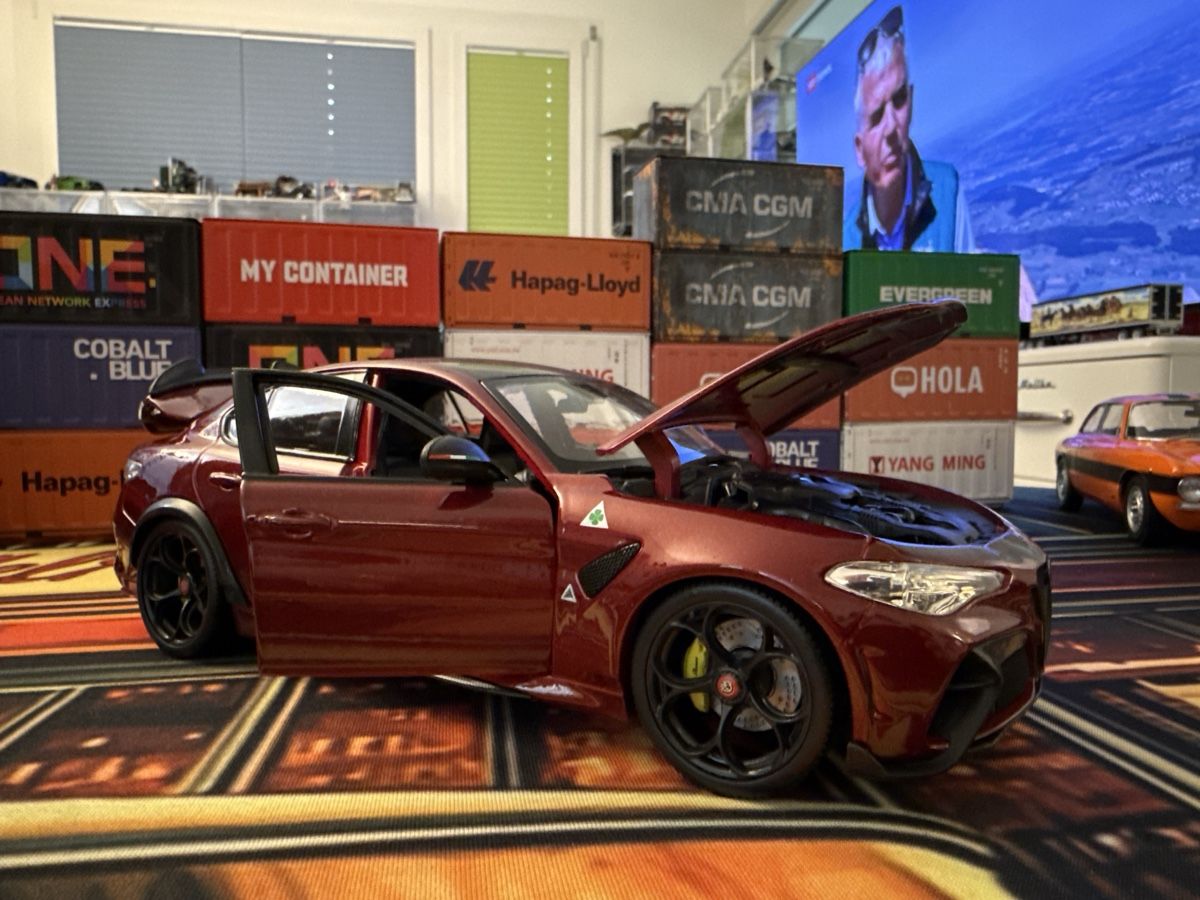 Alfa Romeo Modellautos: Alfa Romeo Giulia  Weinrot  – Neu und originalverpackt aus Basel von Zomeg