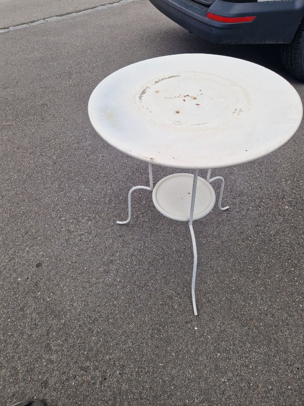 Tavoli: Gartentisch Weiss Metall 50cm rund. Blechtischli herzig – Usato da Mörigen venduto da Clio111